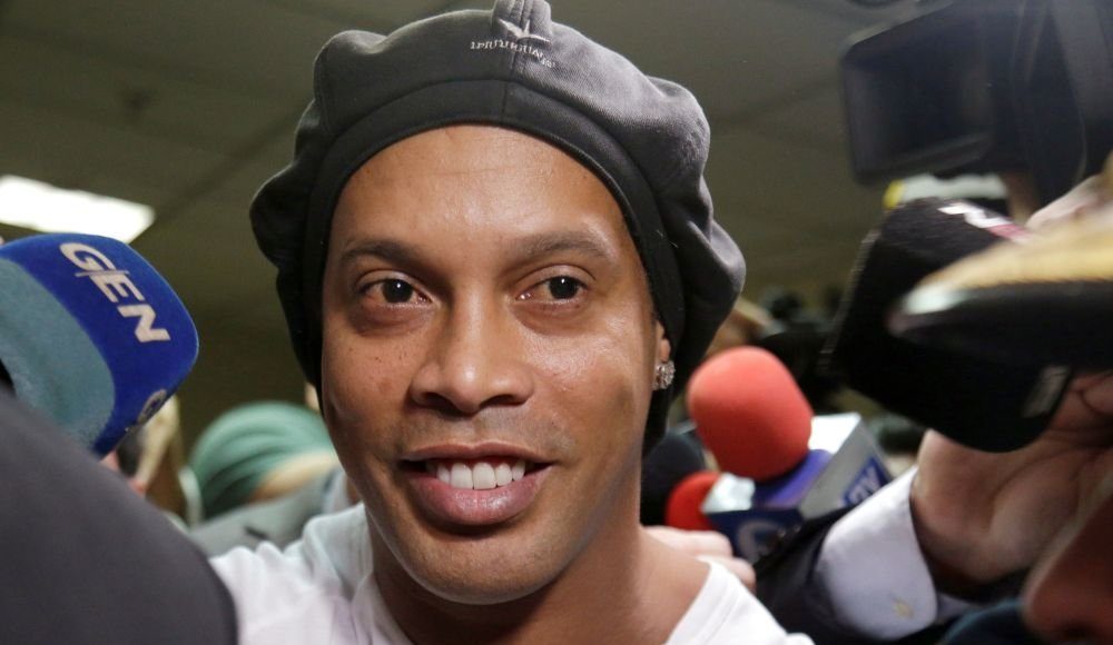 Роналдиньо выпущен из тюрьмы в Парагвае под домашний арест