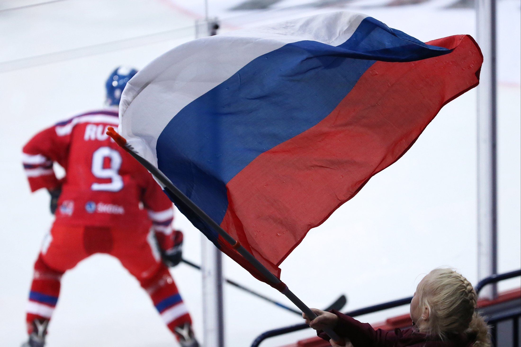 Russian sport. Флаг России хоккей. Спортсмен с российским флагом. Сборная России по хоккею на Универсиаду. Хоккеисты с российским флагом.