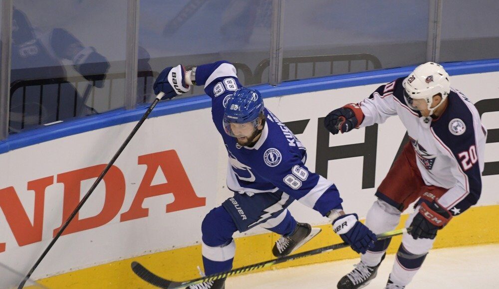 Россиянин Кучеров помог "Тампа-Бэй" выйти во второй раунд плей-офф НХЛ