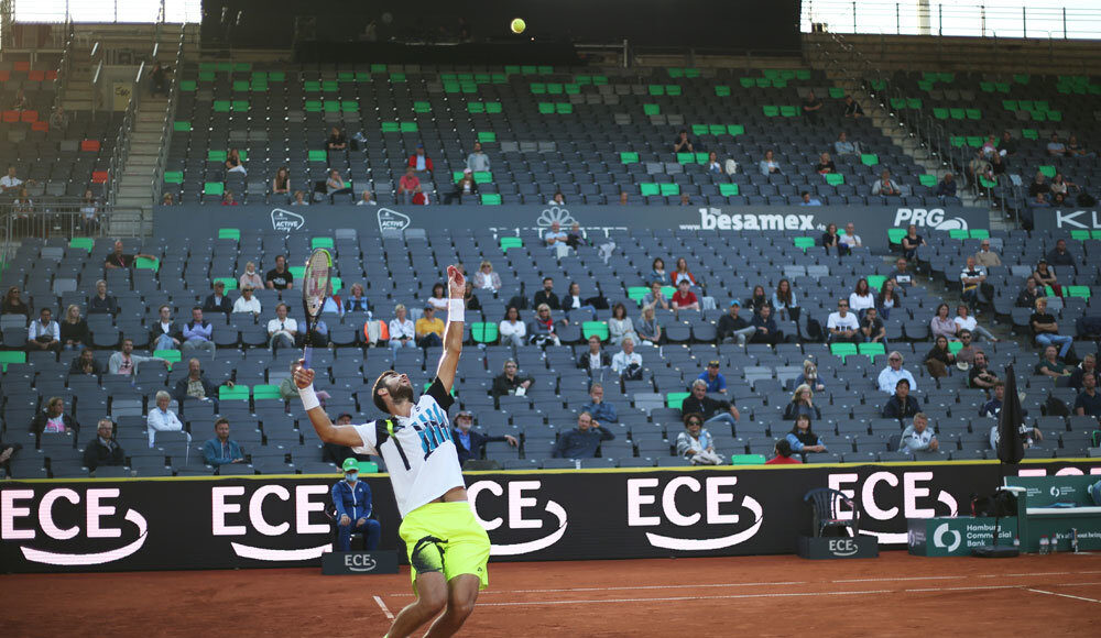 Россиянин Хачанов стартовал с победы на теннисном турнире в Гамбурге