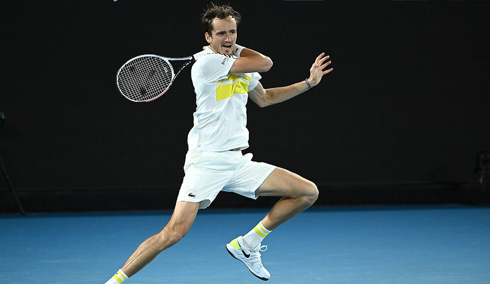 Медведев обыграл Циципаса и впервые в карьере вышел в финал Australian Open