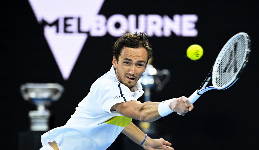 Медведев обыграл Циципаса и вышел в финал Australian Open
