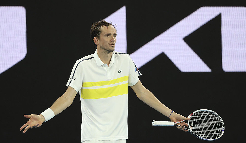 Медведев в свой день рождения вышел в третий круг Australian Open