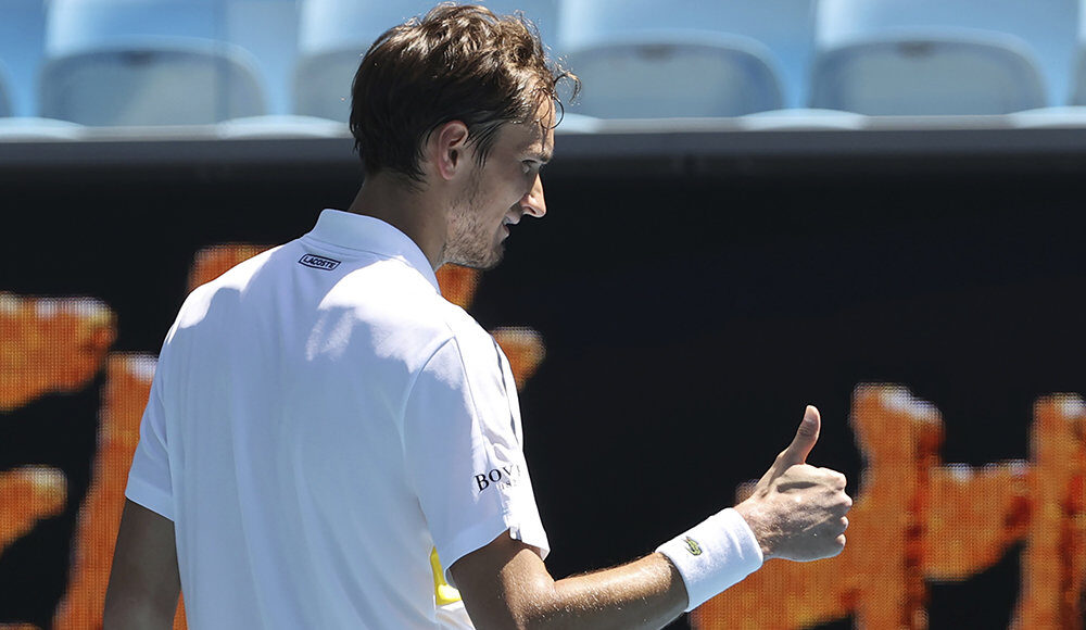 Медведев впервые в карьере вышел в четвертьфинал Australian Open