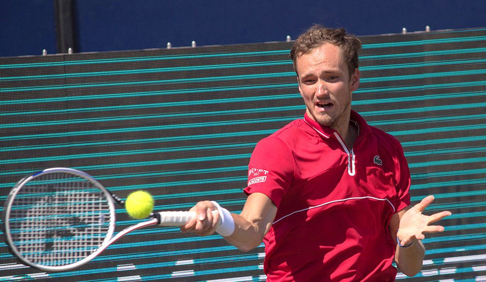 Медведев выиграл первый в карьере турнир на траве