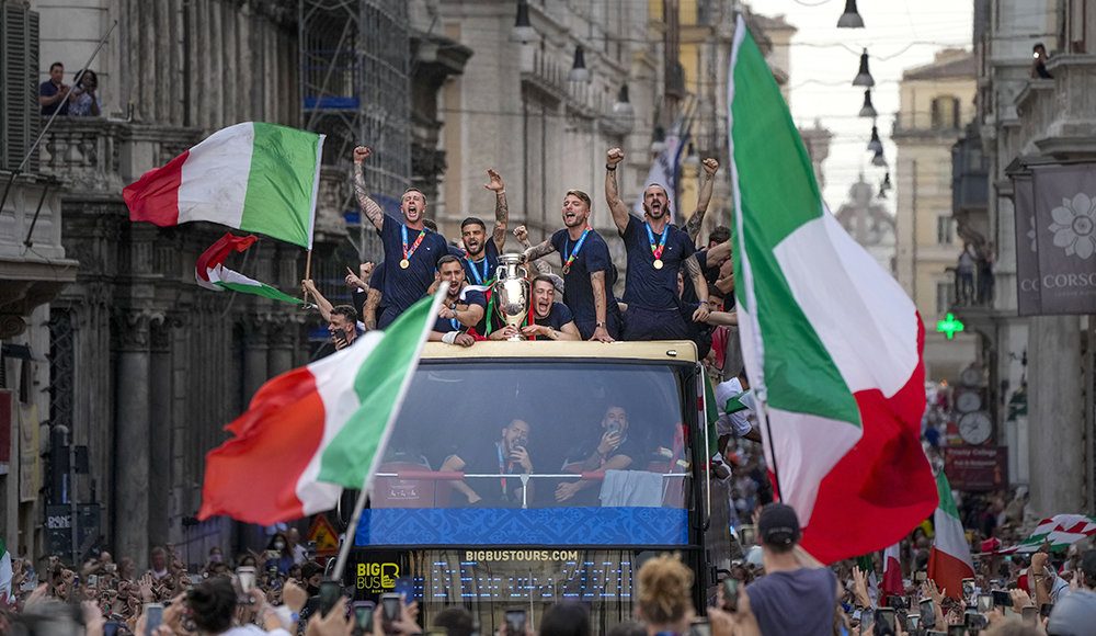 Итальянские футболисты проехались в праздничном автобусе по Риму