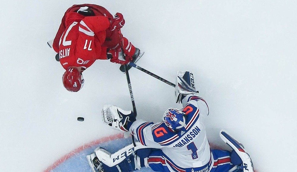 Брагин: Матвей Мичков выдерживает взрослый хоккей
