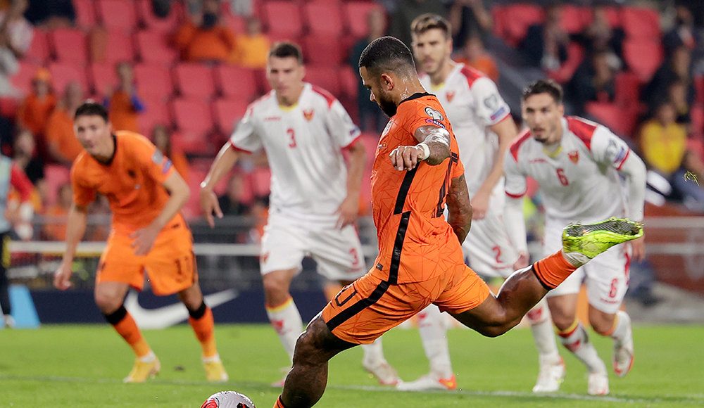 Нидерланды разгромили Черногорию и продолжают биться за первое место в группе