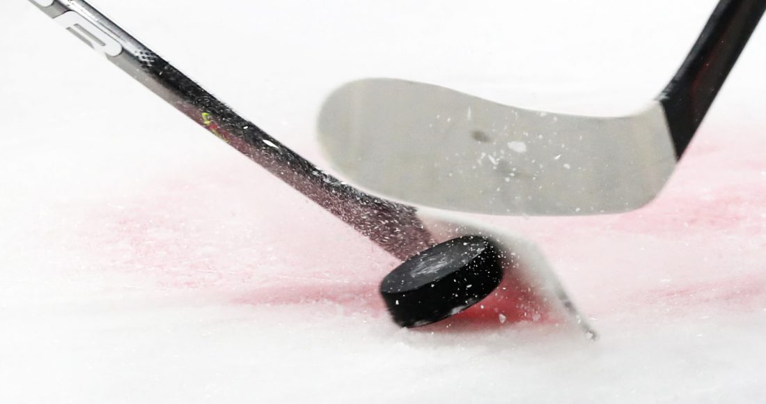 Хоккеист «Детройта» потерял сознание после удара о борт