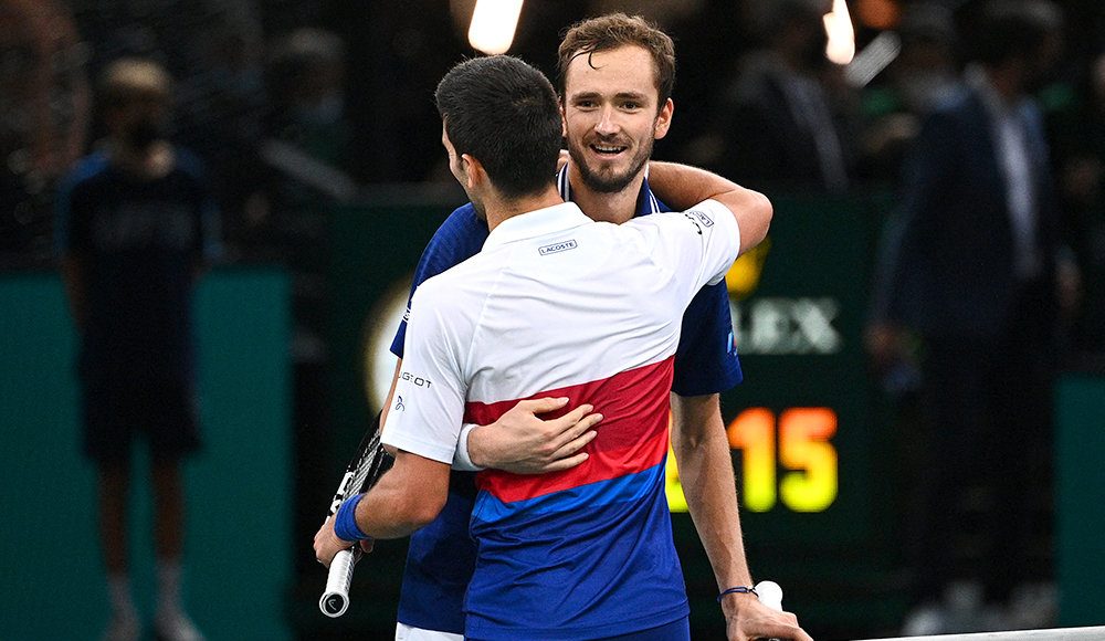 Медведев проиграл Джоковичу в финале "Мастерса" в Париже