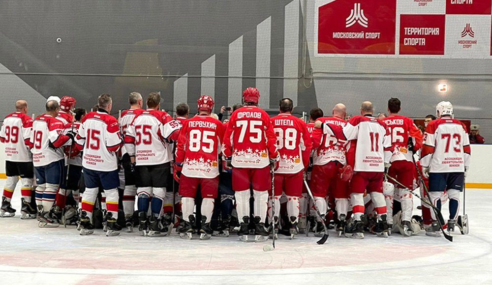 В честь 75-летия отечественного хоккея с шайбой на лед вышли выдающиеся чемпионы