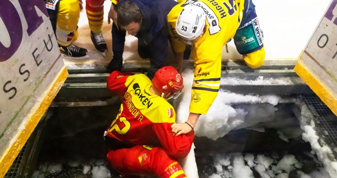 Хоккеисты провалились под лёд прямо во время матча. Вот это силовой приём!