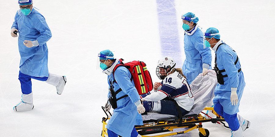 Кошмар на льду. Звезду американского хоккея унесли на носилках на Олимпиаде-2022. Видео