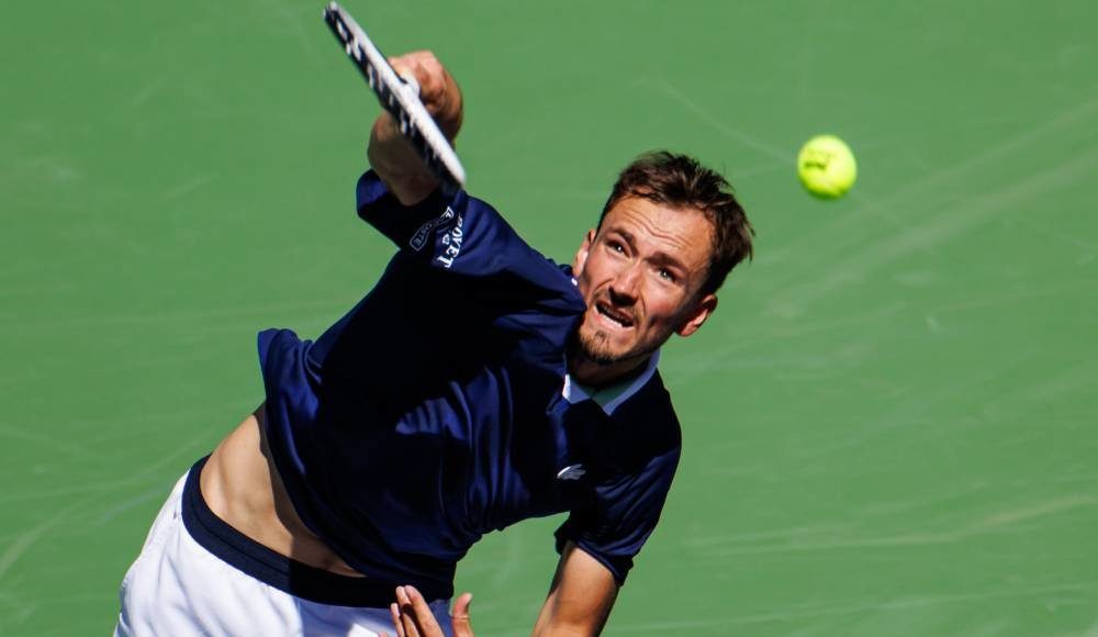 Теннисист Медведев одержал первую победу в ранге лидера рейтинга