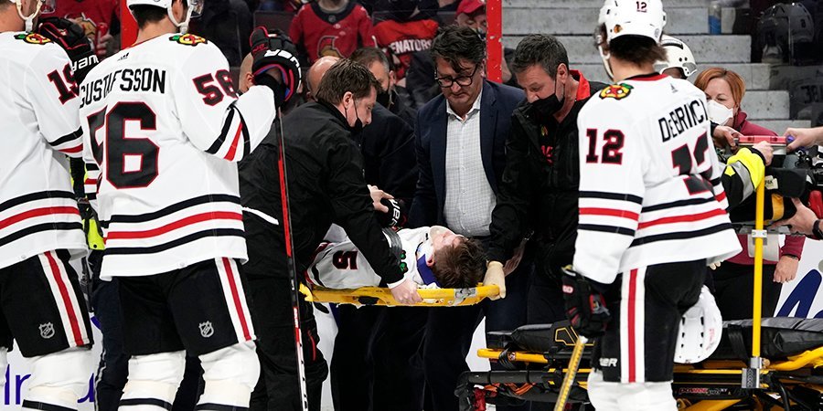Хоккеист «Чикаго» потерял сознание после силового приема. Упал лицом вниз и не шевелился