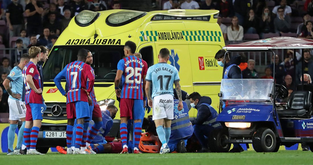 Футболисту «Барселоны» спасали жизнь прямо на поле. Болельщики плакали и молились