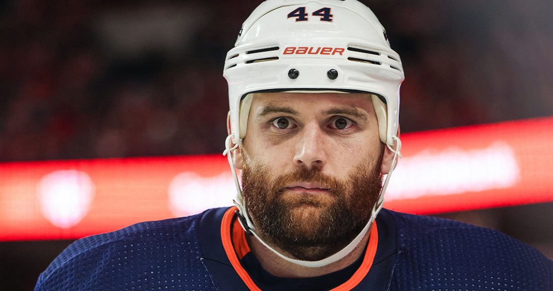 Хоккеист украл шлем у вылетевшего за борт соперника. Самое глупое удаление сезона в НХЛ