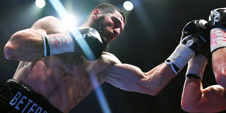 Бетербиев — третий российский боксер, сумевший завоевать три чемпионских пояса