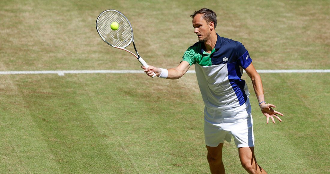 Медведев обыграл Баутиста-Агута в четвертьфинале турнира в Халле