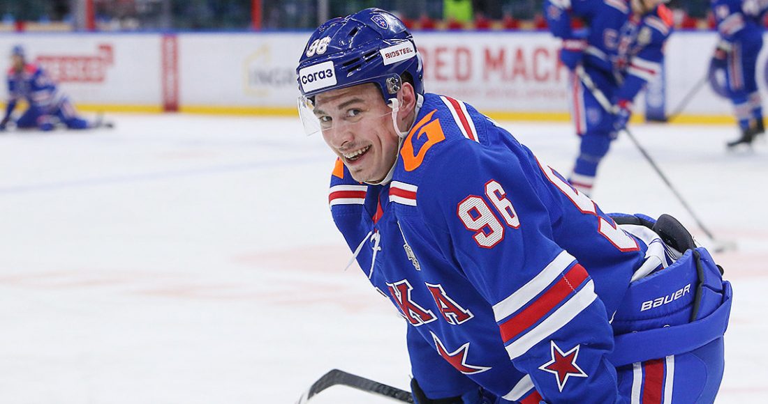 Клубы НХЛ ведут переговоры с нападающим Кузьменко