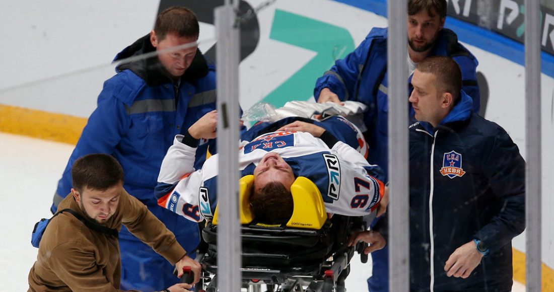 Российского хоккеиста увезли на носилках после чудовищной травмы. Даже соперники в ужасе