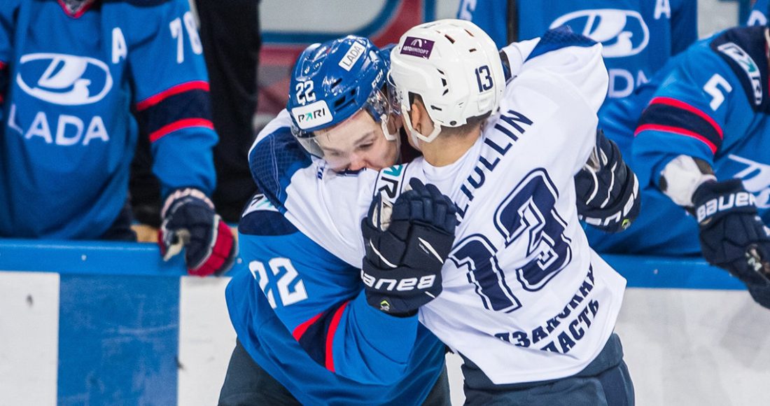 Русский хоккеист укусил соперника во время драки. Трибуны захохотали после решения судьи!