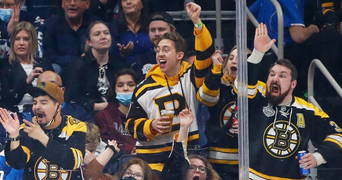 «Бостон» подписал контракт с хоккеистом, который издевался над одноклассником-инвалидом
