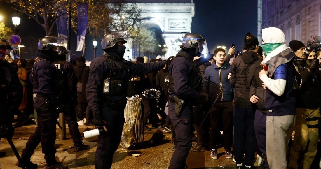 Полиция арестовала 115 человек в Париже за беспорядки после полуфинала ЧМ по футболу с марокканцами