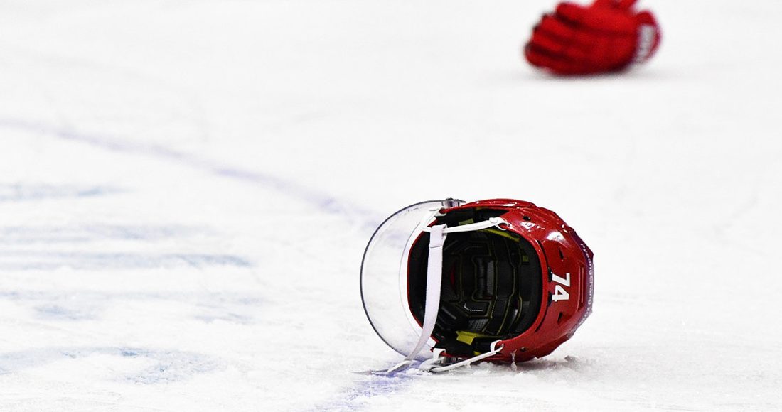Страшный момент в НХЛ. Россиянин получил шайбой в голову и рухнул без движения