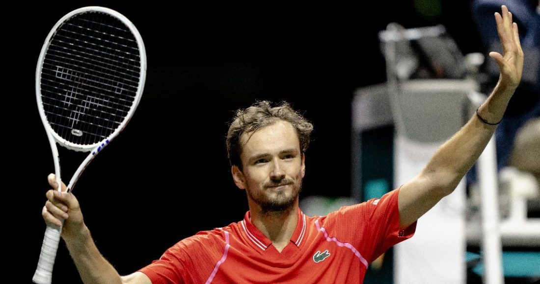 Медведев вышел в полуфинал теннисного турнира в Роттердаме