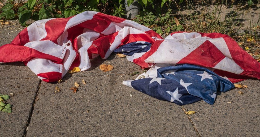 Флаг США упал на землю под гимн России. Иностранцы смеялись и аплодировали