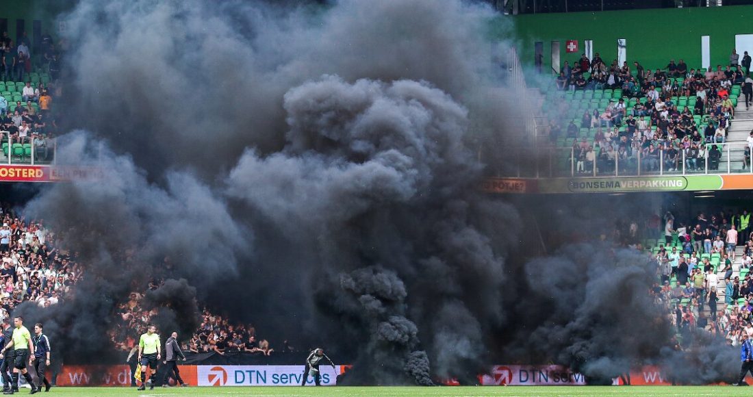 Беспредел по-европейски. Фанаты подожгли стадион и сорвали матч «Аякса»