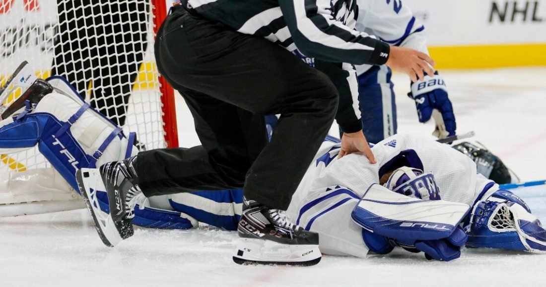 Ужасная травма русского вратаря в плей-офф НХЛ. Самсонова сломал собственный защитник