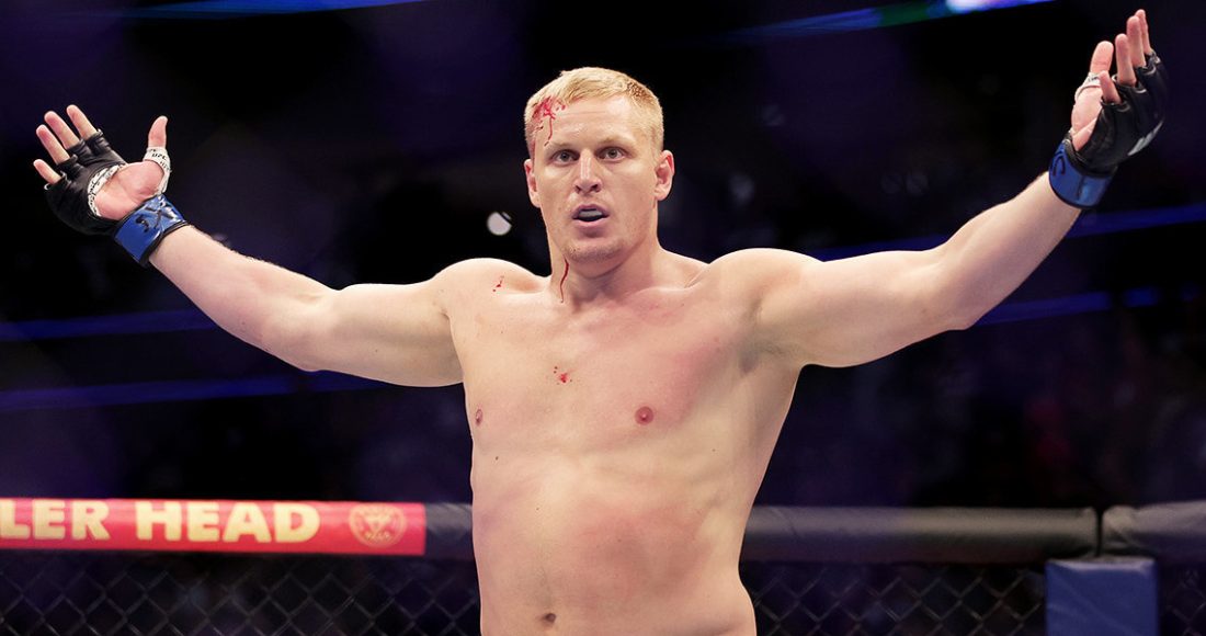 В UFC кинули топ-бойца из России. Сергея променяли на престарелого американца