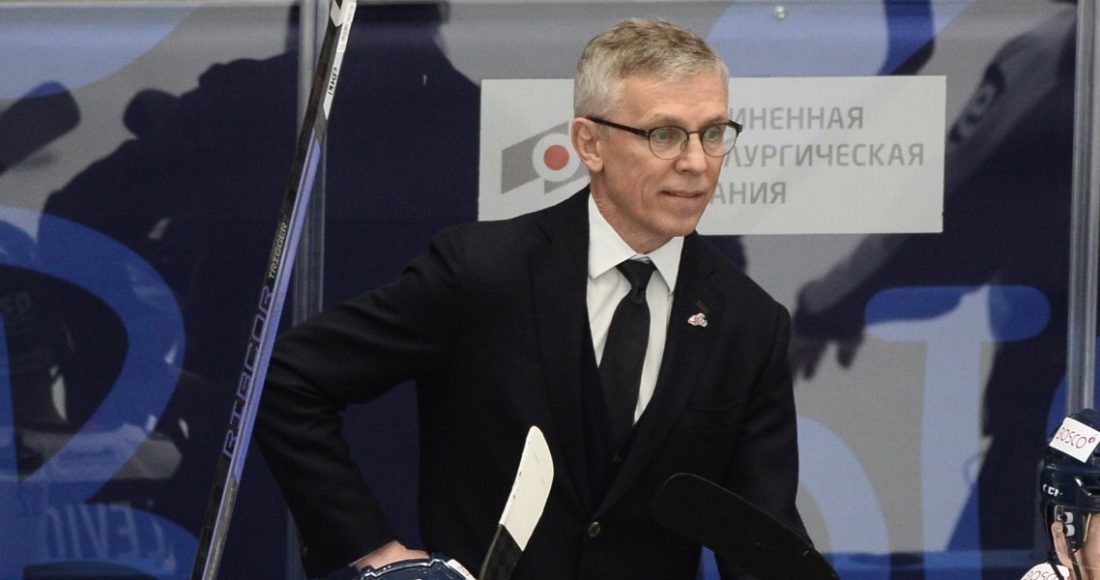 Главный тренер «Торпедо» Ларионов пришел с ананасом на флеш‑интервью после матча