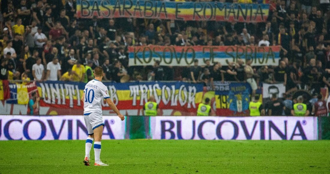 Матч отбора ЧЕ Румыния — Косово был прерван на 50 минут из‑за болельщиков, вывесивших политический баннер