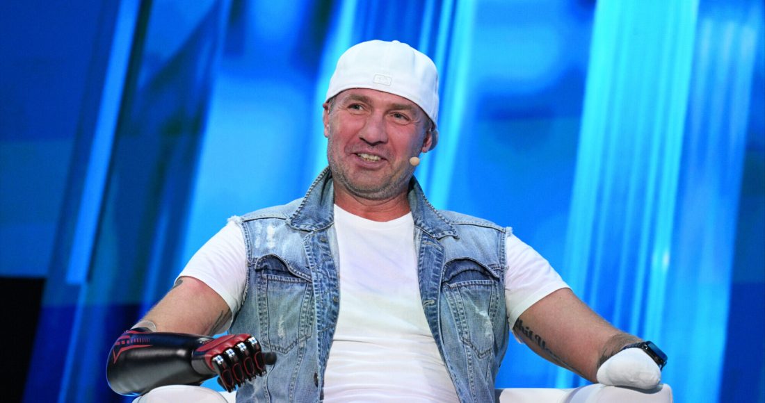 «Без рук ужасно трудно». Костомаров показал, как играет в теннис