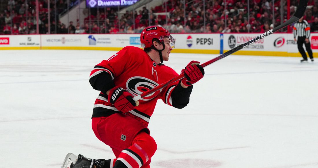 «Каролина» обыграла «Торонто» в матче НХЛ, Свечников сделал ассистентский дубль
