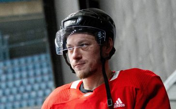 НХЛ шокирована обменом россиянина. Действующий чемпион пролетит мимо плей-офф?