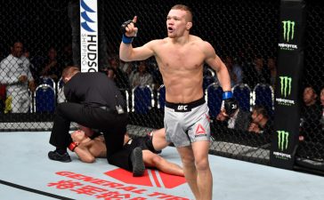 Ян вырубил бойца UFC ударом в челюсть. И отпраздновал с флагом России