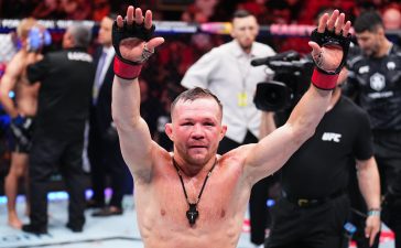 Эффектное возвращение Яна в UFC! Побил Короля и забрал бонус