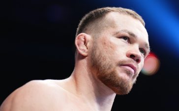 Ян отправил на пенсию легенду UFC. Брутальный нокаут в исполнении Беспощадного