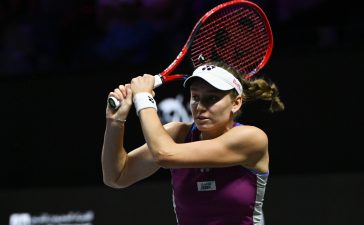 Рыбакина проиграла Чжэн Цинвень в матче Итогового турнира WTA