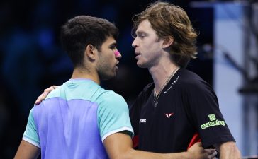 Рублев проиграл Алькарасу и потерпел второе поражение на Итоговом турнире ATP