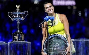 Соболенко с улыбкой осквернила награду Australian Open. Теннисистку возненавидели после одного видео