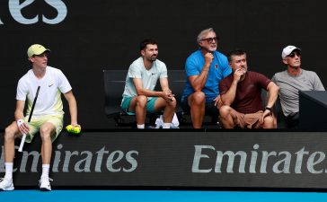 Матч Australian Open между Синнером и Руне прерван из‑за проблем с сеткой