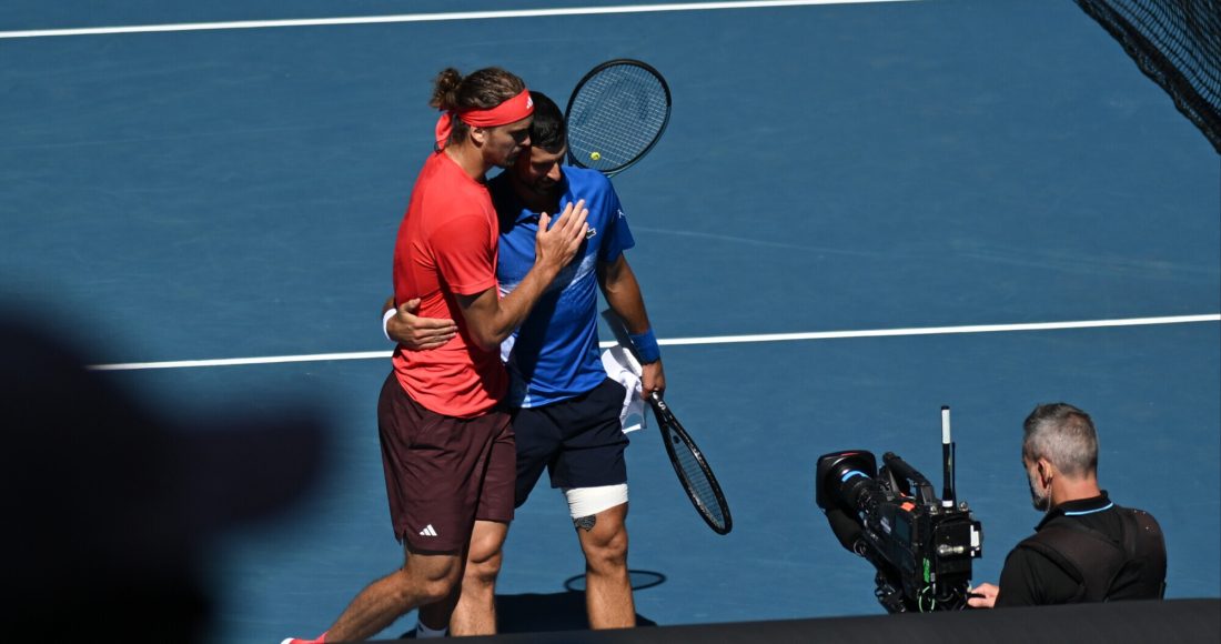 Джокович заявил, что снялся с полуфинала Austrlian Open против Зверева из‑за разрыва мышцы