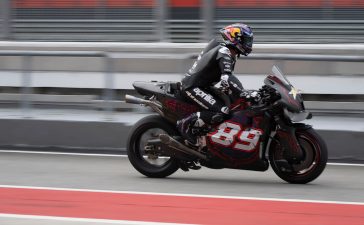 class="node-header__title">Действующий чемпион MotoGP получил переломы руки и ноги во время тестов на трассе в Малайзии