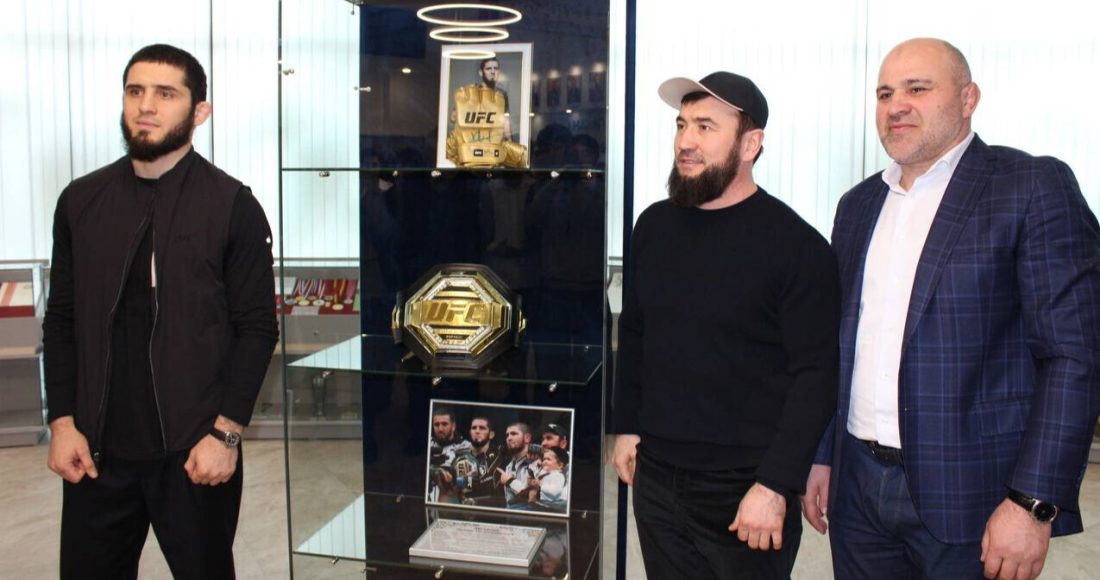 Махачев подарил музею спорта Дагестана чемпионский пояс UFC